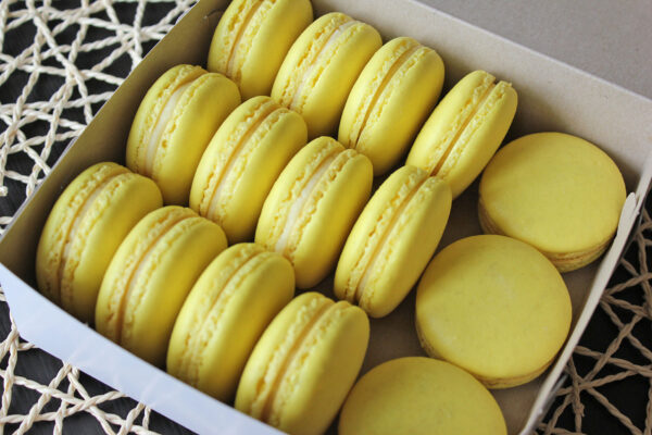 Aveņu un citronu macarons