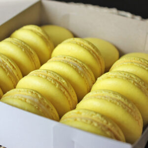 Aveņu un citronu macarons
