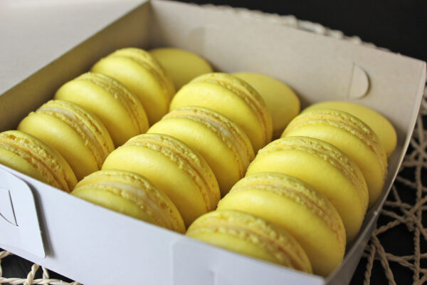 Aveņu un citronu macarons