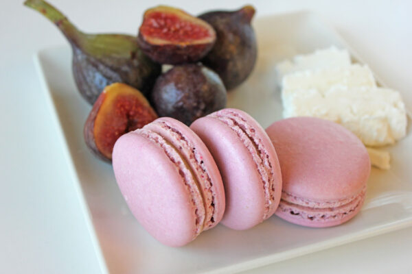 Macarons ar kazas sieru un vīģēm Macarons ar kazas sieru un vīģēm